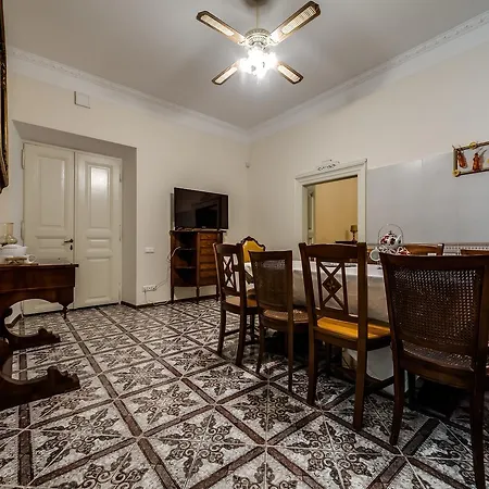 Leo Vintage 4 Bedroom * Lviv
