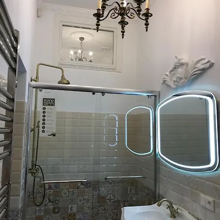 Apartment Leo Vintage 4 Bedroom Lviv