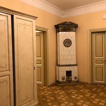 Leo Vintage 4 Bedroom Apartment Lviv